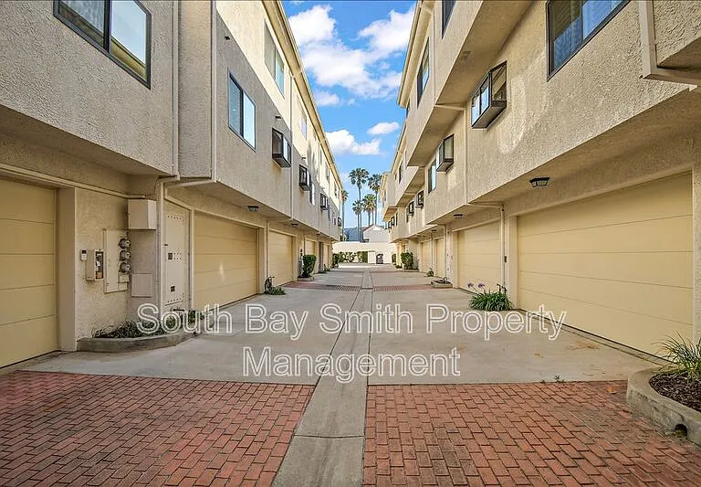 231 N Broadway #2 — Photo 32