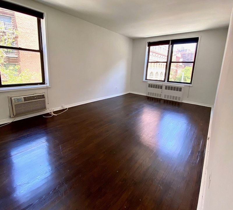 2nd image of 165 Christopher St #R3
