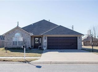 493 Red Oak St, Gentry, AR 72734