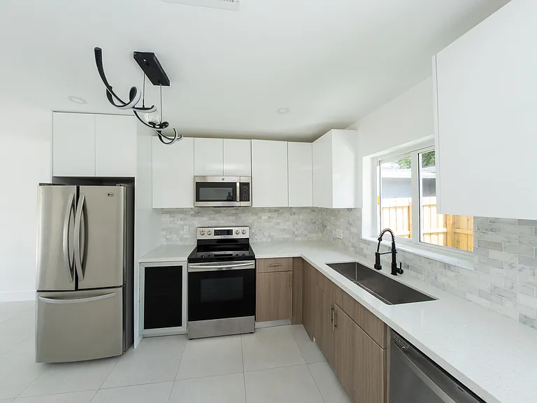 2160 SW 16th Ct — Photo 10