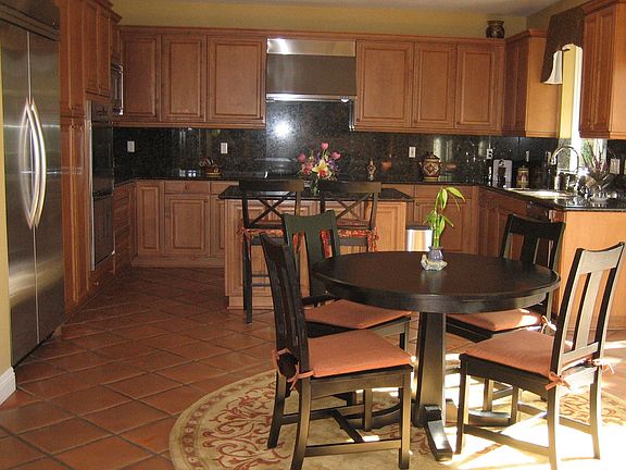 Beautiful Kitchen w/ Granite,Stainless Steel, Island