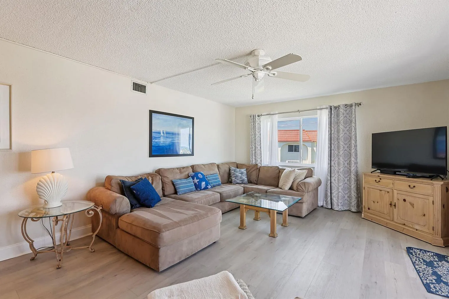 3 bed, 3.0 bath, 1474 sqft, $8,858 — Photo 3