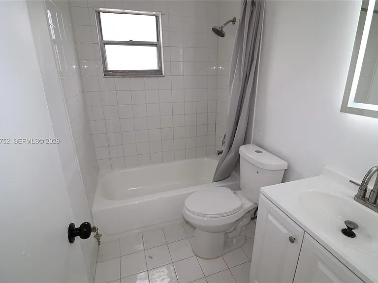 951 SW 7th St #5 — Photo 13