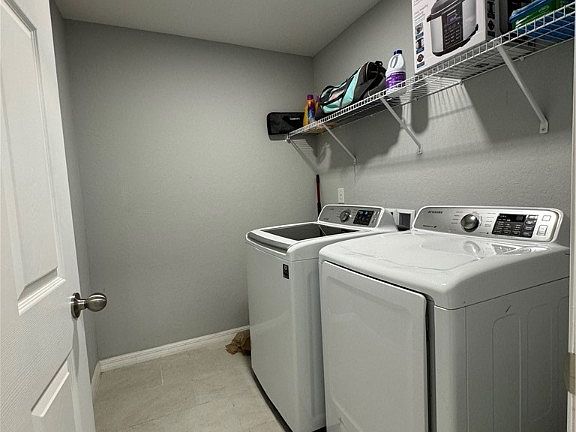 4th image of 924 NE 10th Ln