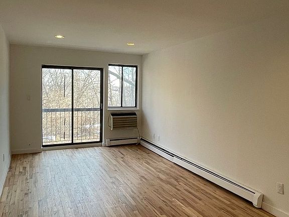 3rd image of 7536 Grand Central Pkwy APT 2