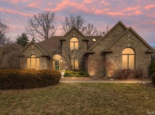 3731 Lake Forest Dr, Sterling Heights, MI 48314