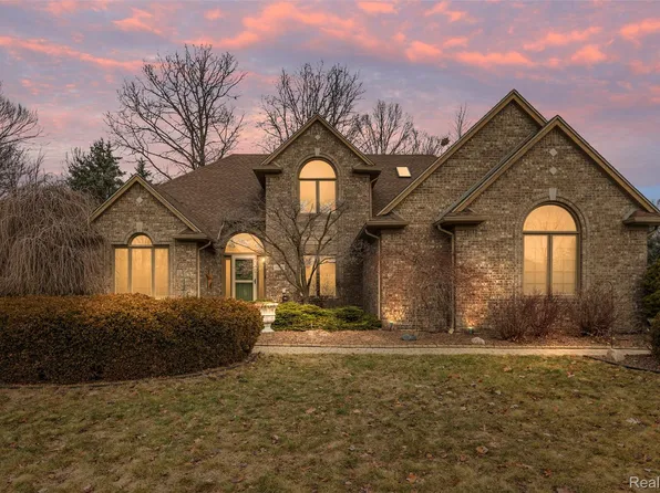 3731 Lake Forest Dr, Sterling Heights, MI 48314