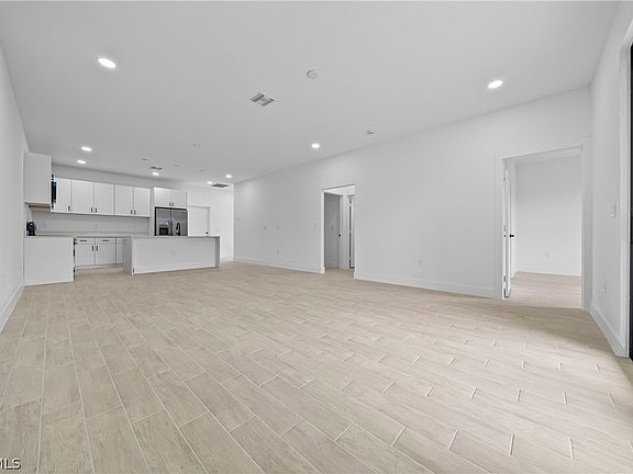 3rd image of 4733-4735 27th St SW