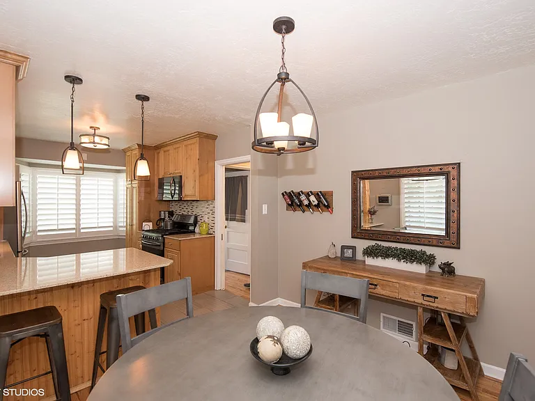 652 E Locust St — Photo 14