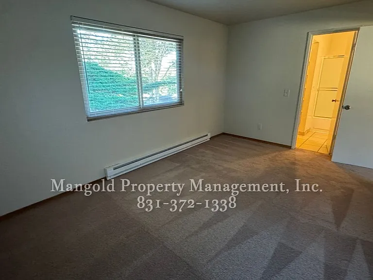 Del Mar Apartments — Photo 8