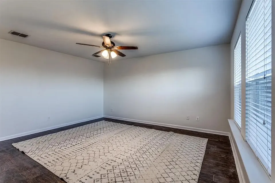 4 bed, 1948 sqft, $1,975 — Photo 4