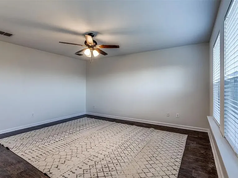 1217 Caroline Dr — Photo 4
