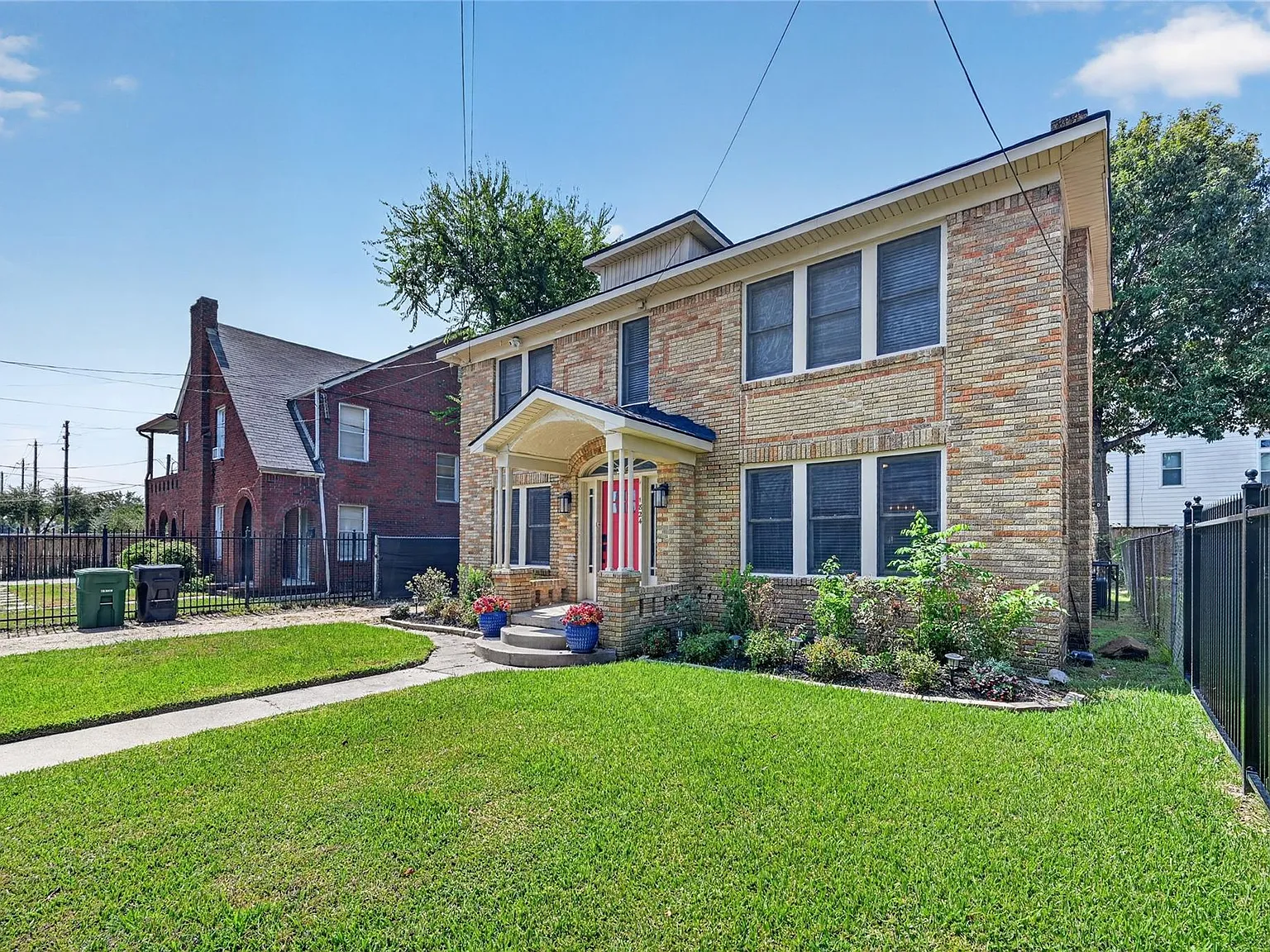 2 bed, 1.0 bath, 1365 sqft, $2,200 — Photo 3