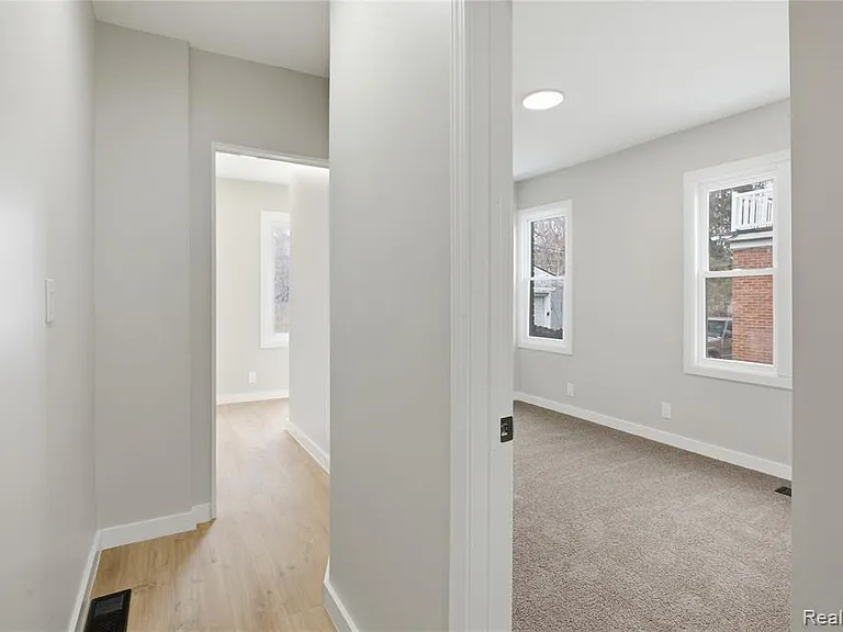14615-14617 Winthrop St — Photo 28