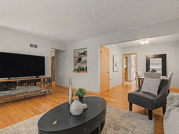 4th image of 1112 S Maple Ave