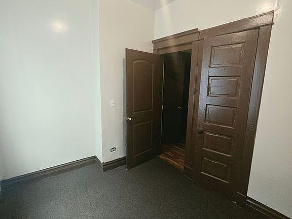 5th image of 725 W 69th St
