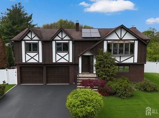 2 Marc Ct, Edison, NJ 08820