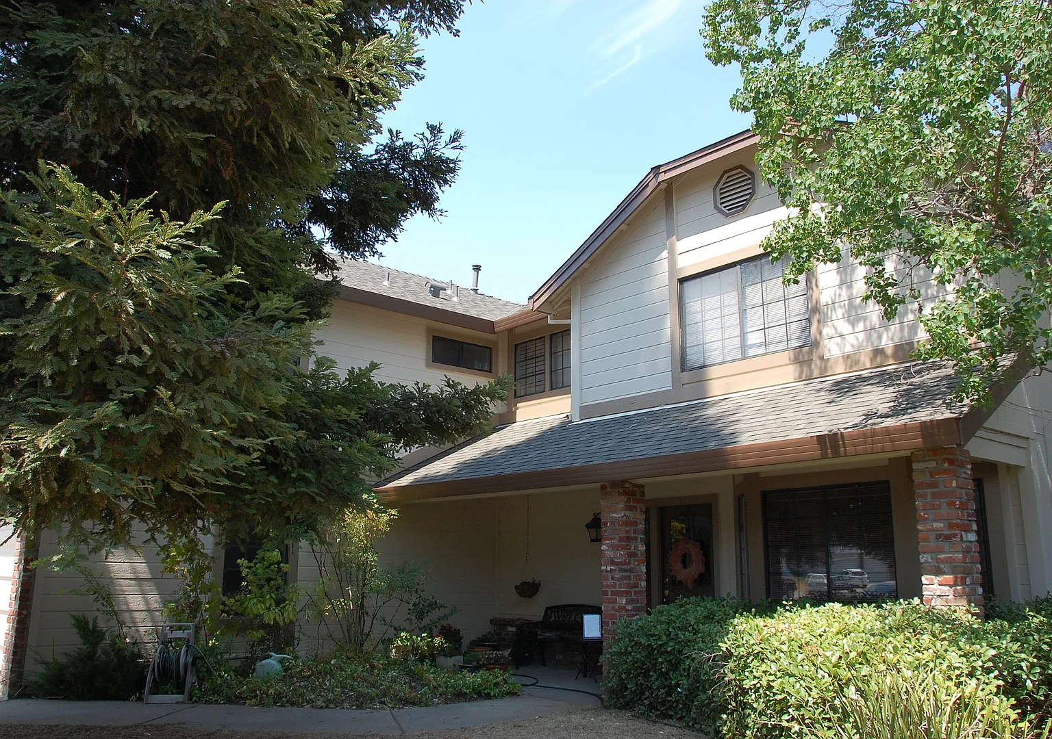 Large 5 bedroom with huge bonus room plus formal living dining and family room — Photo 3