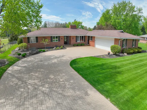 704 N 1st St, Elburn, IL 60119