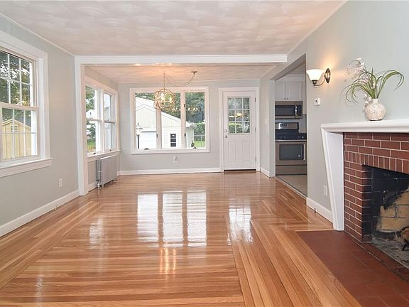 3rd image of 663 Warren Ave