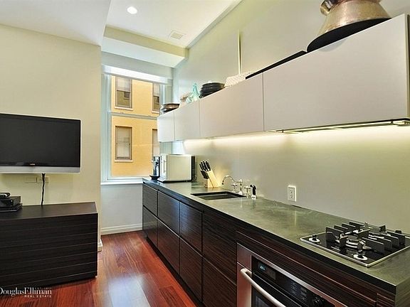 4th image of 55 Wall St APT 733