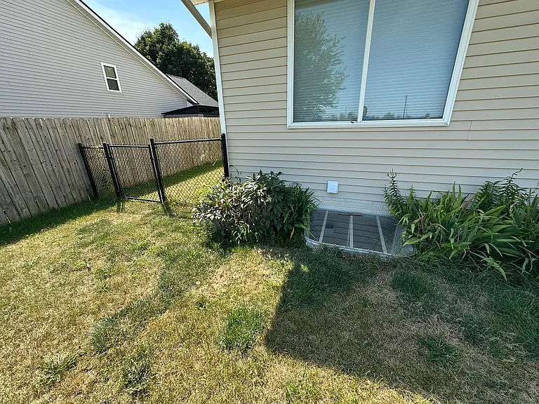 585 SE Crabapple Dr — Photo 21