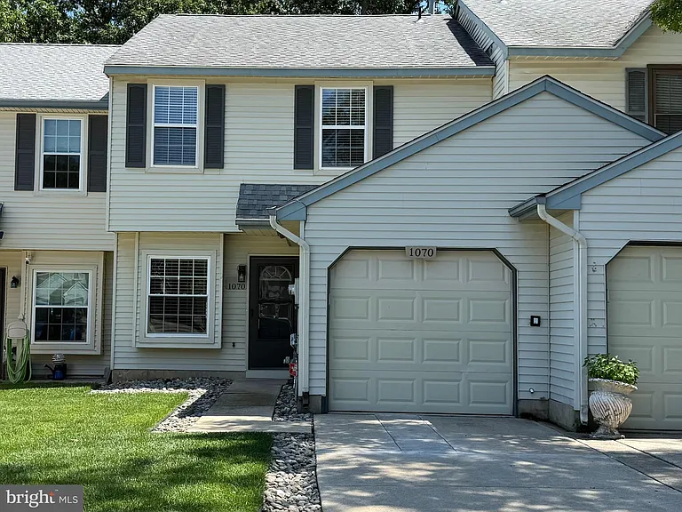1070 Baywood Dr — Photo 1