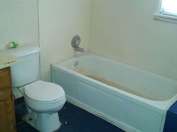 4th image of 828 Waveland Ave