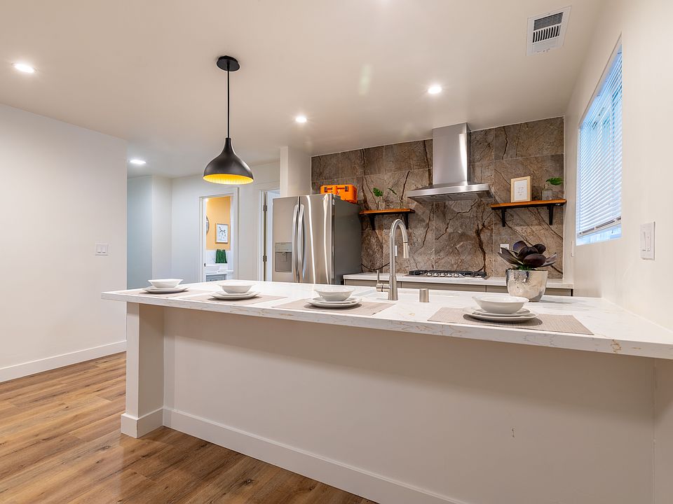 Full Kitchen: 36" fridge, microwave, gas range, dishwasher, air fryer