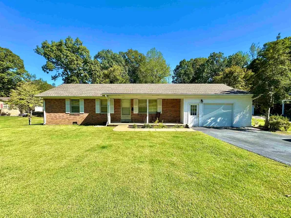 215 Hillhurst Dr, Selmer, TN 38375