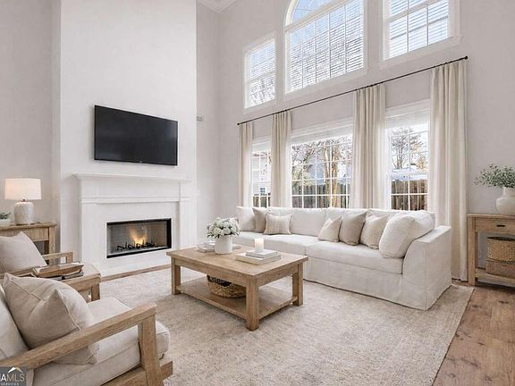 3rd image of 436 Cherry Tree Ln