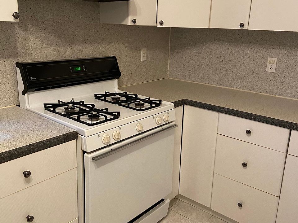 Modern Eat in Kitchen