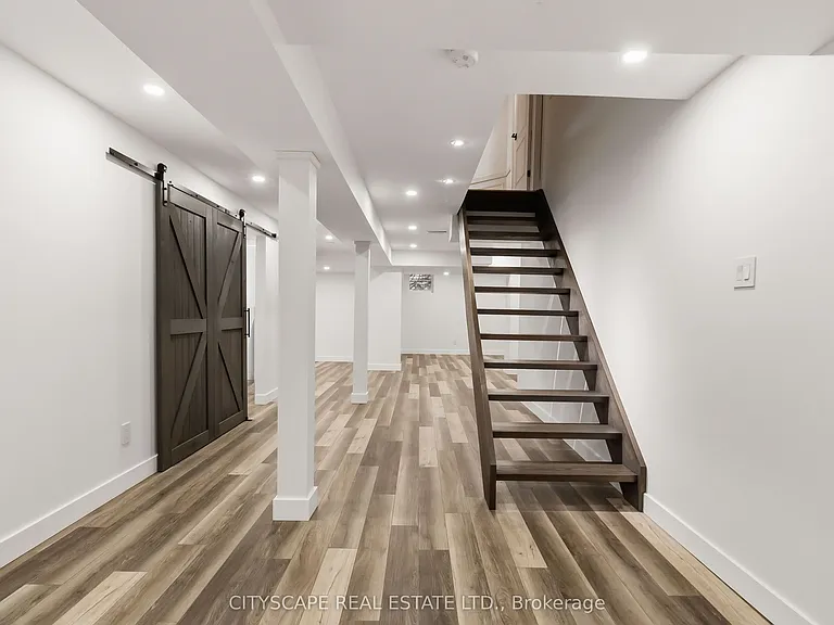 135 Innville Cres — Photo 16