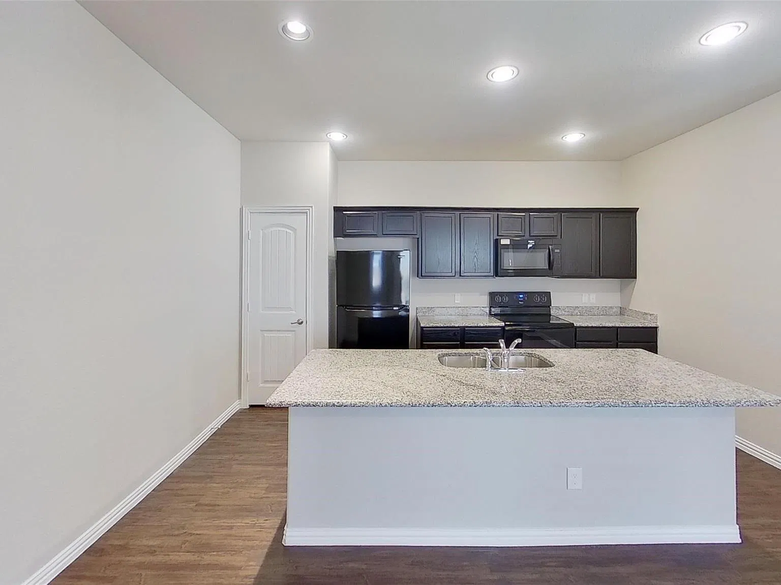 4 bed, 2.5 bath, 1925 sqft, $2,099 — Photo 4
