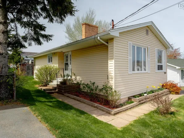 249 Poplar Dr, Halifax, NS B2W 4K6