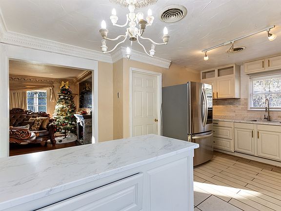 5th image of 938 Gillham Rd