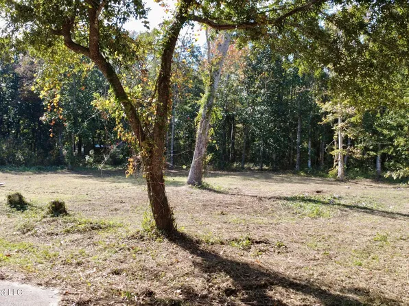 Loraine St, Ocean Springs, MS 39564
