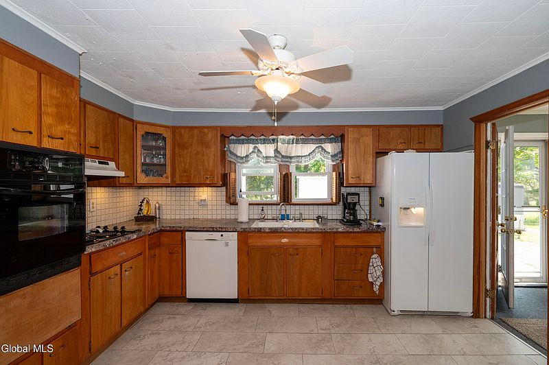 2nd image of 1112 Sacandaga Road