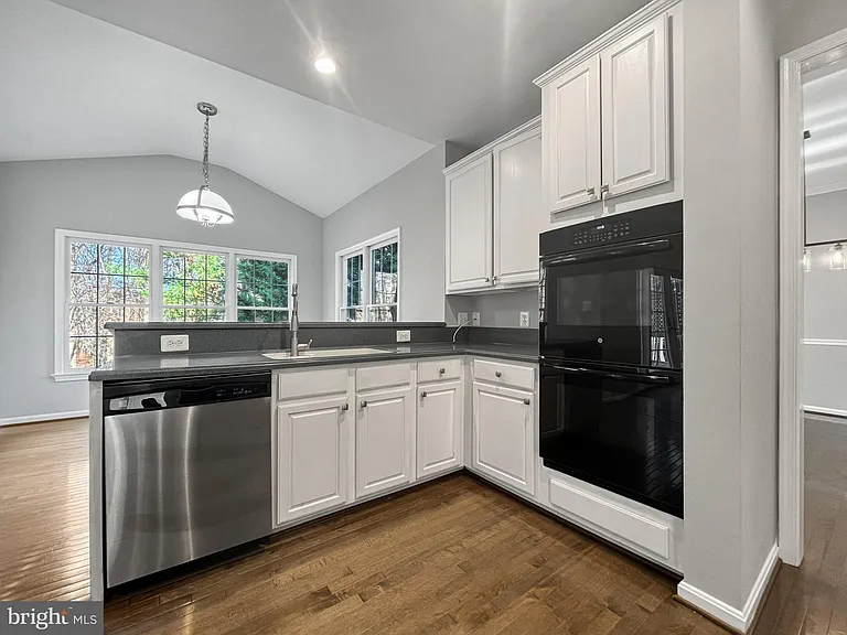214 W Locust St — Photo 8