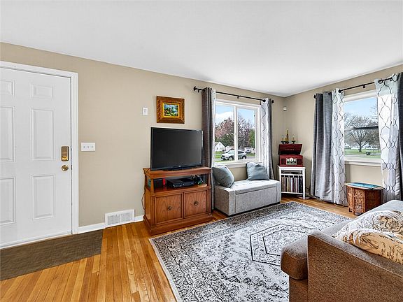 4th image of 22 Mac Arthur Rd