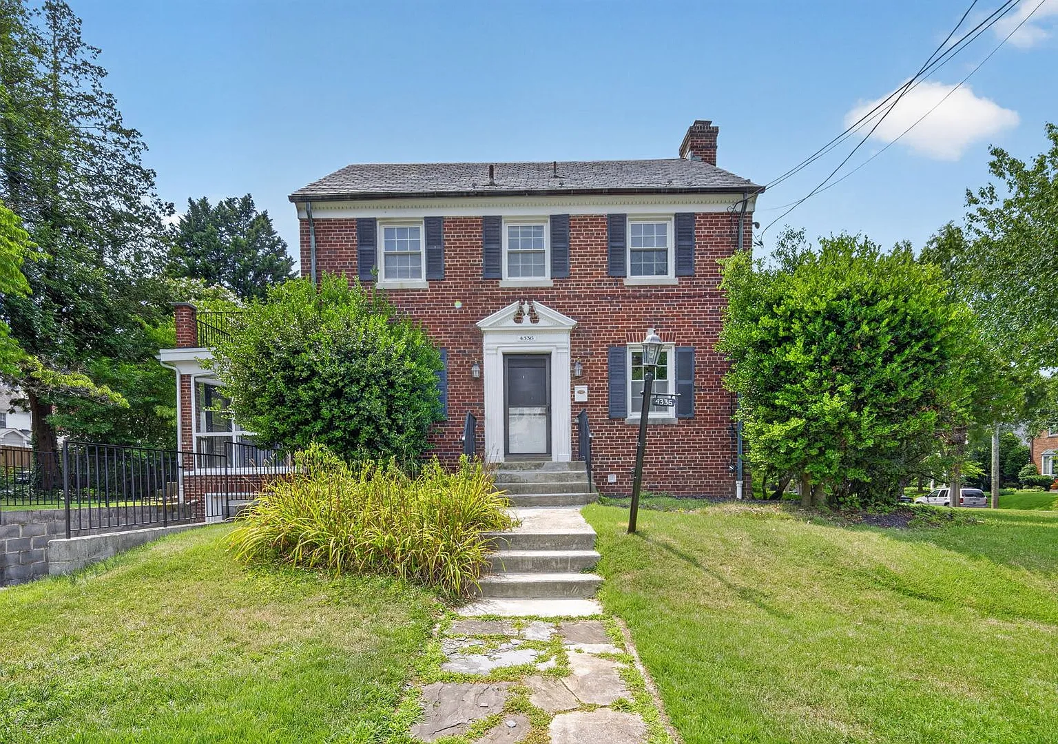 5BR Home in AU Park Near Shops, Metro, and Parks — Photo 1