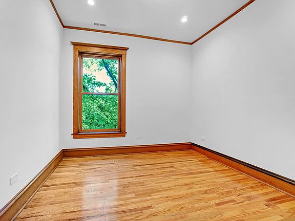 2nd image of 1233 N Hoyne Ave Unit 2