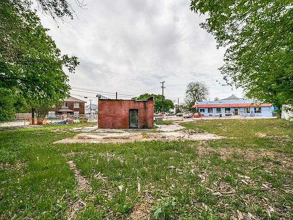 5th image of 2602 N Flores St