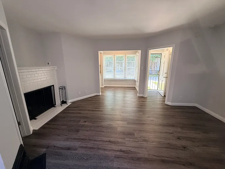 1813 W Victory Blvd — Photo 5
