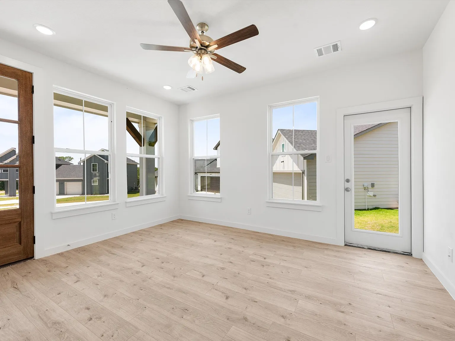 1207 Chestnut Court, Runa - 2 — Photo 3