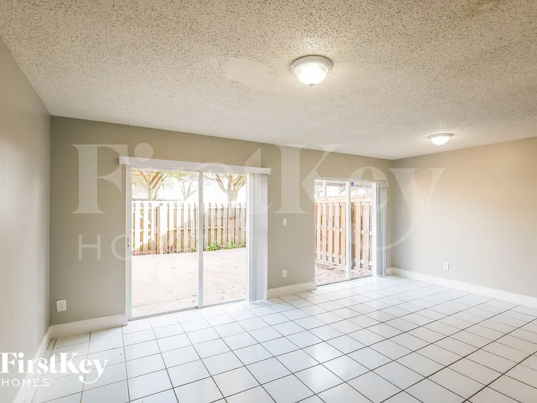 13921 SW 173rd Ter — Photo 3