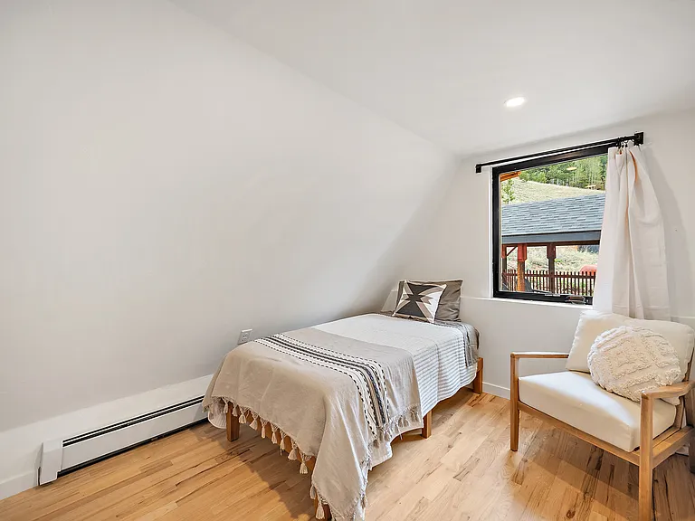 107 Lake Dr E — Photo 37