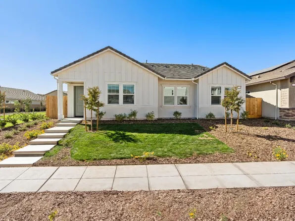 273 Smith Ln S, Madera, CA 93636