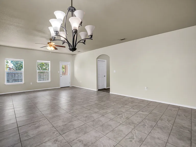 2049 Meadow View Dr — Photo 7