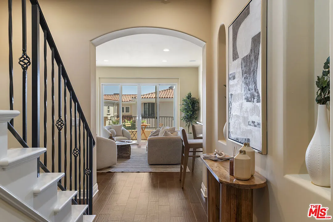 3 bed, 3.0 bath, 2290 sqft, $10,000 — Photo 4